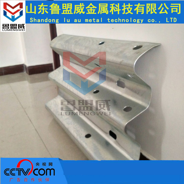 黑龍江廠(chǎng)家 熱銷(xiāo)三波波形護(hù)欄板 防撞設(shè)施 波形護(hù)欄