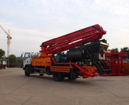 混凝土泵車，采用運(yùn)動(dòng)控制器性能穩(wěn)定