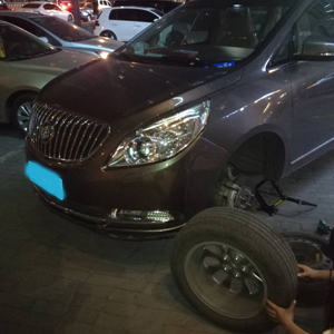 汽車(chē)換胎  汽車(chē)救援