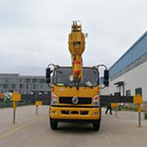 濟(jì)寧通達(dá) 東風(fēng)汽車(chē)吊12T  汽車(chē)吊 拐彎靈活
