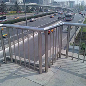 不銹鋼河道大橋隔離橋梁護欄 不銹鋼復(fù)合管護欄