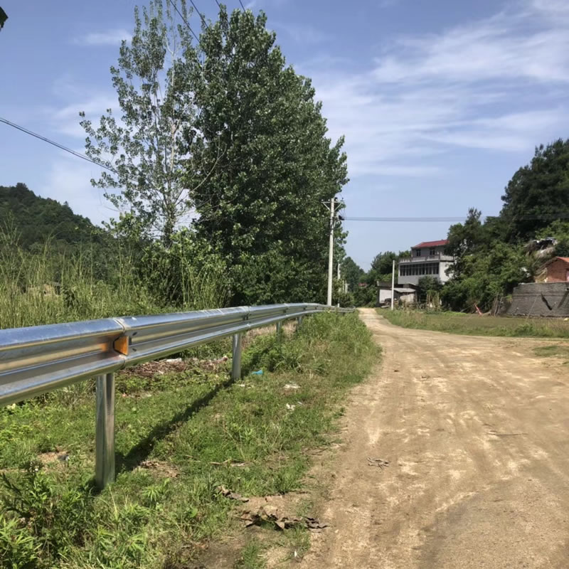 福建漳州國道縣道防撞護(hù)欄板/鍍鋅噴塑波形護(hù)欄廠家