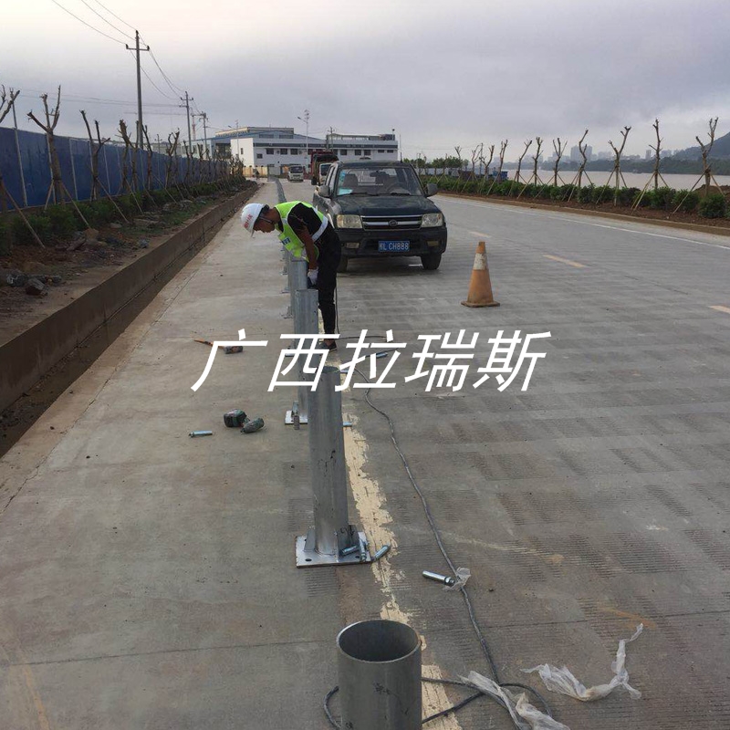 廣東波形護(hù)欄價(jià)格 公路護(hù)欄廠家直銷【支持定做帶安裝】