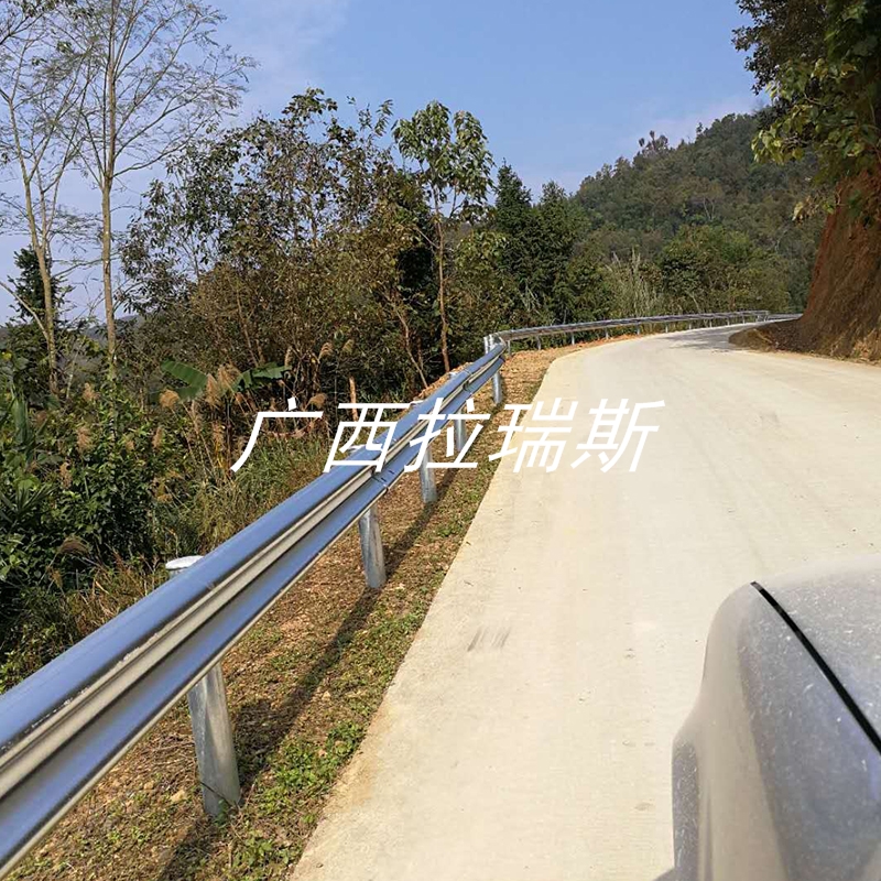 云南波形護(hù)欄 防撞護(hù)欄廠家提供