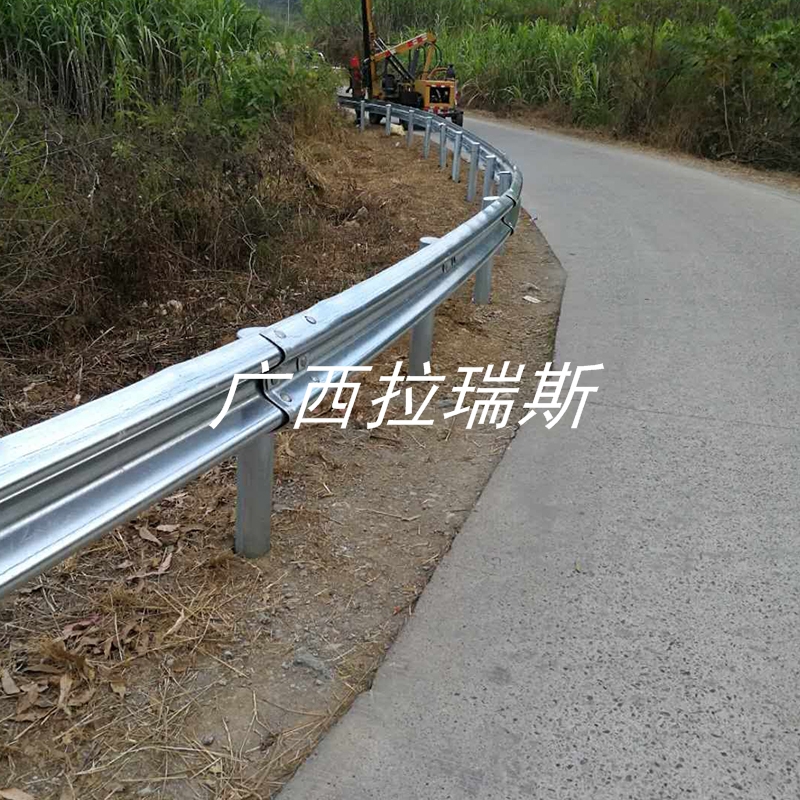 云南公路護(hù)欄 波形防撞護(hù)欄 中央分隔帶護(hù)欄 廠家直銷