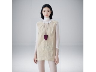 溫碧霞自創(chuàng)IRENENA服裝無袖收腰韓系小上衣